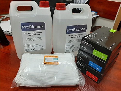 Na zdjęciu - środki ochrony indywidualnej zakupione w ramach projektu: maseczki, rękawiczki, płyn do dezynfekcji.